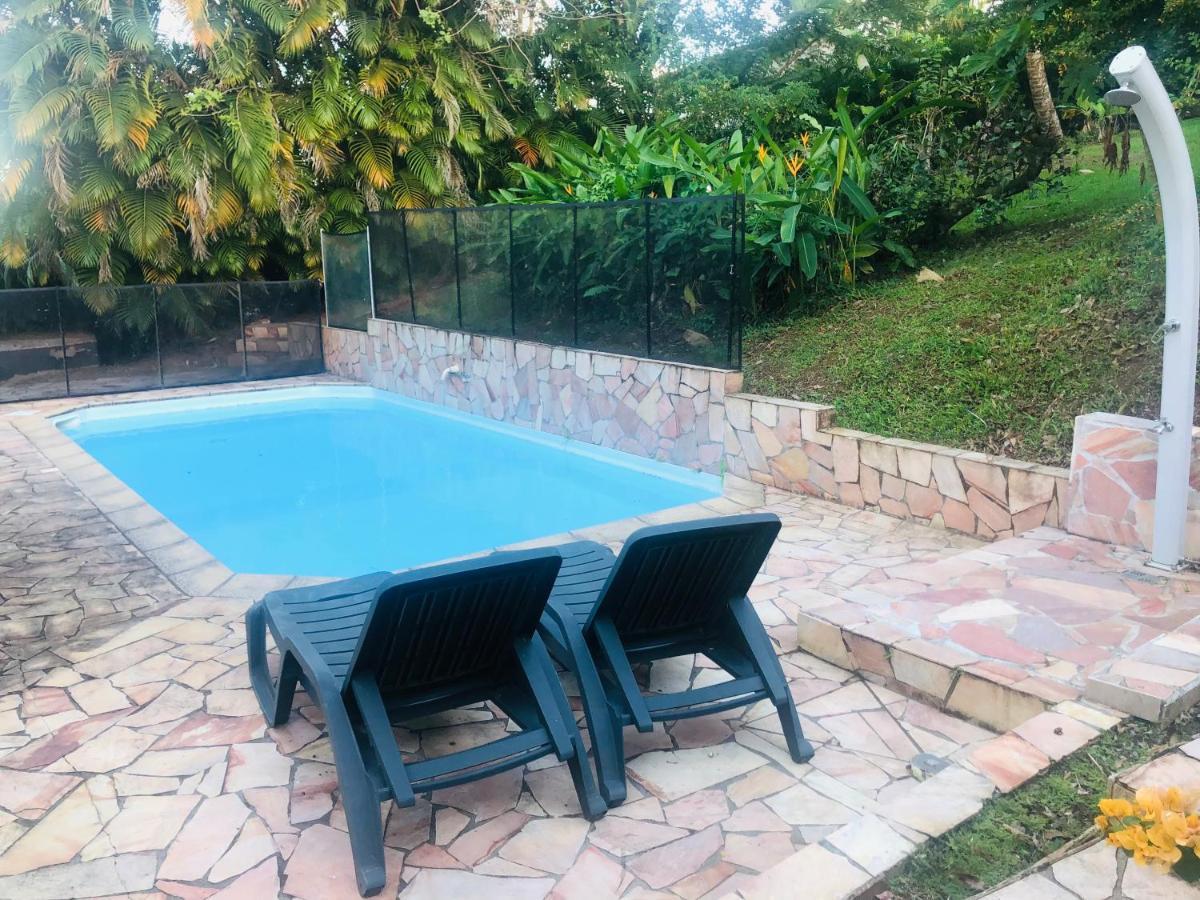Charmant Bungalow Avec Piscine Saint-Joseph Ngoại thất bức ảnh